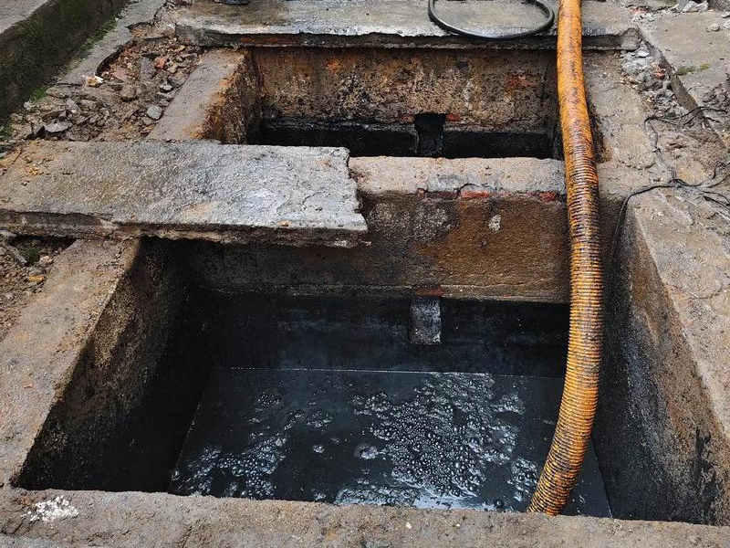 社区清理化粪池